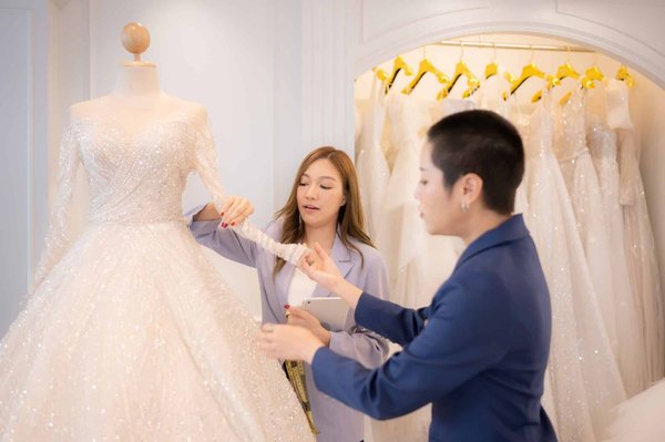 Boléros en fourrure et tulle : chaleur et élégance pour votre mariage