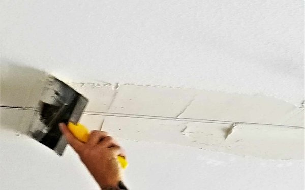 Comment réparer une fissure dans le plafond?